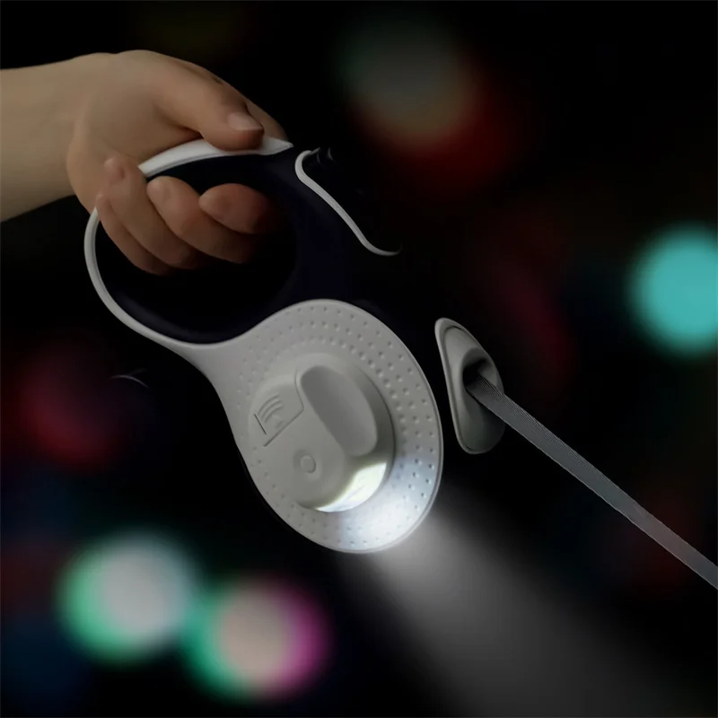 Smycz dla malych i dużych psów 5 m/8 m z automatycznym dozownikiem woreczków na odchody i latarką LED