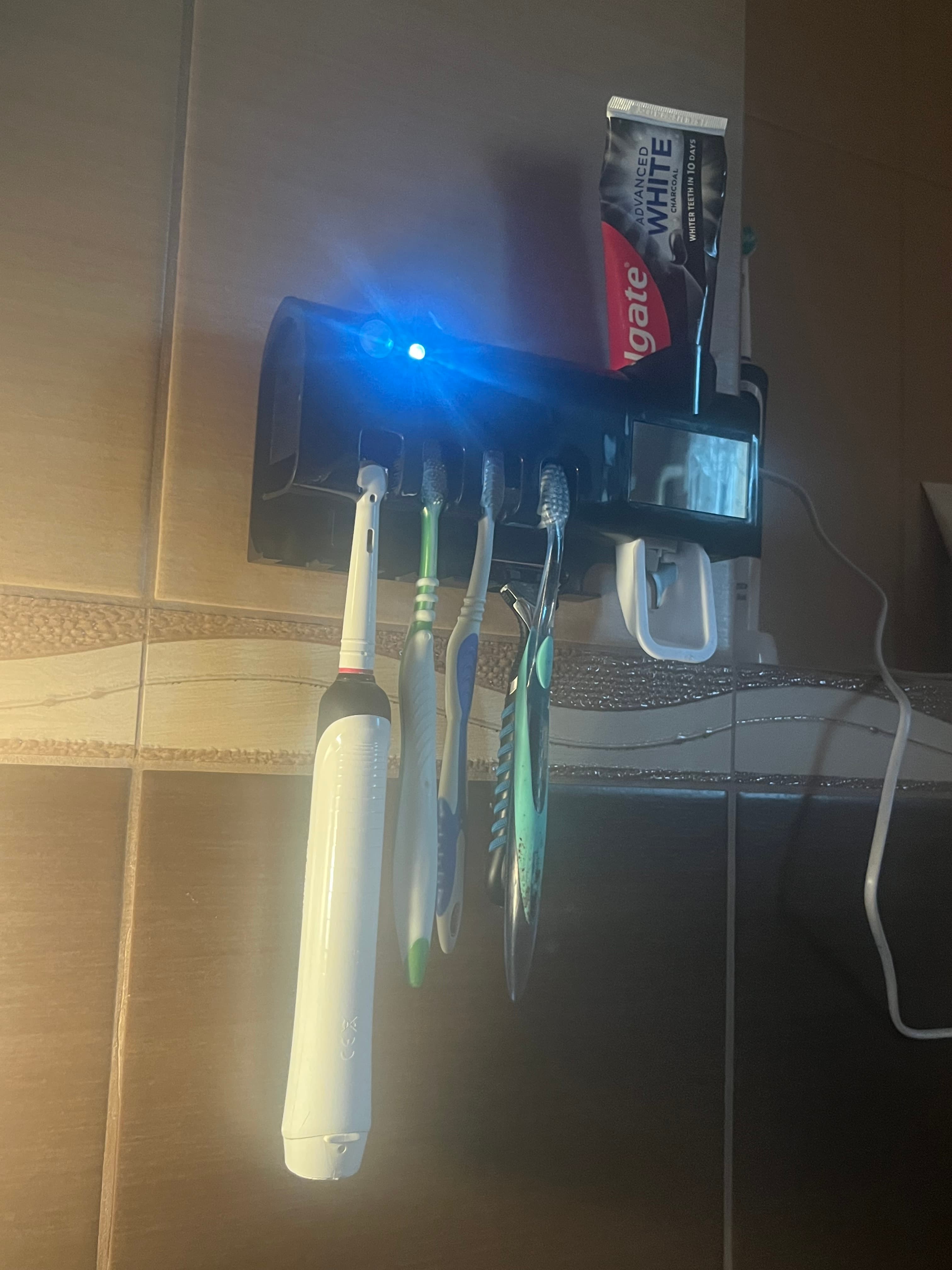 TeethSafe v2 nowoczesny uchwyt na szczoteczki z lampa UV i panelem samołaujacym!