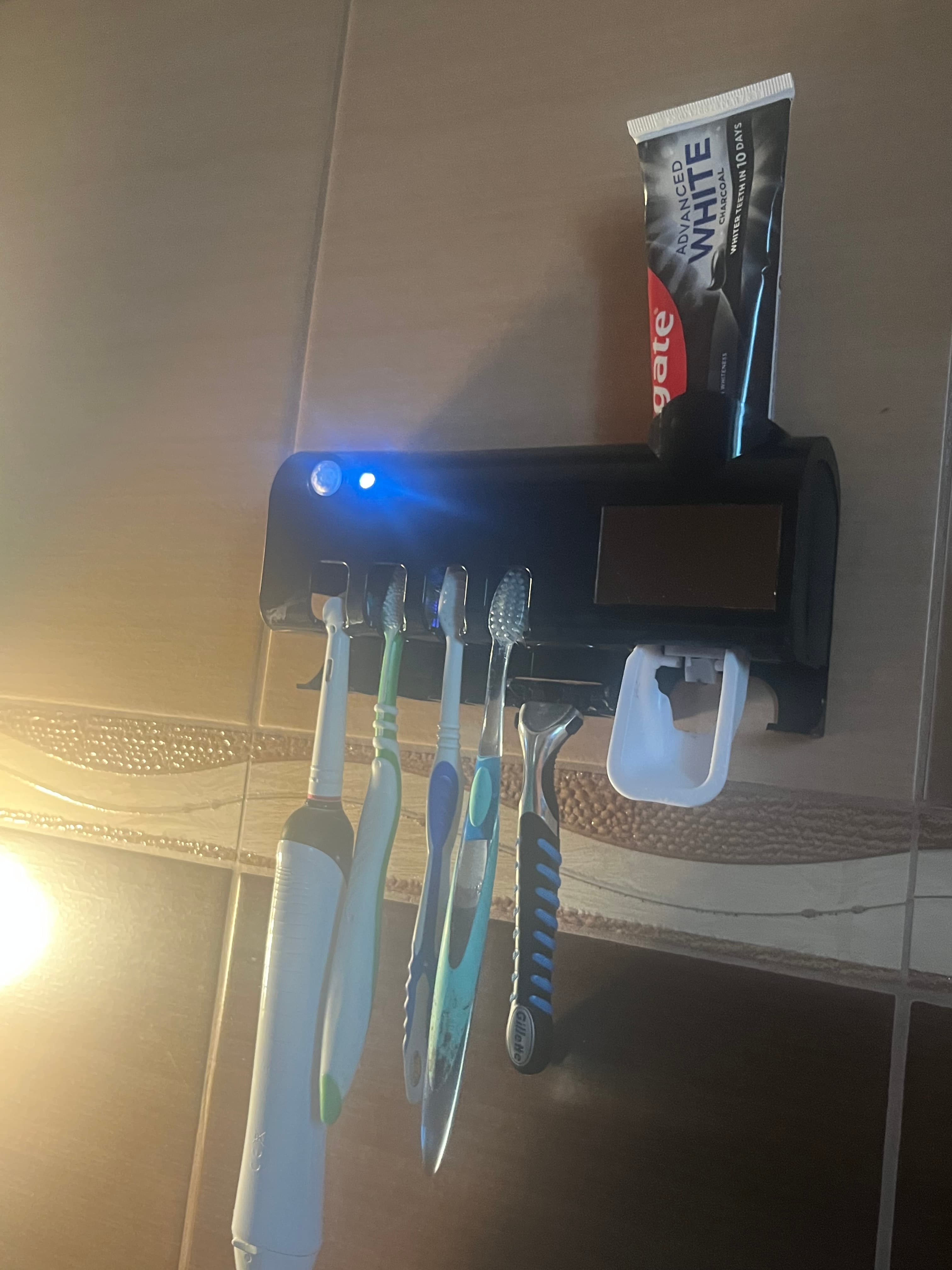 TeethSafe v2 nowoczesny uchwyt na szczoteczki z lampa UV i panelem samołaujacym!