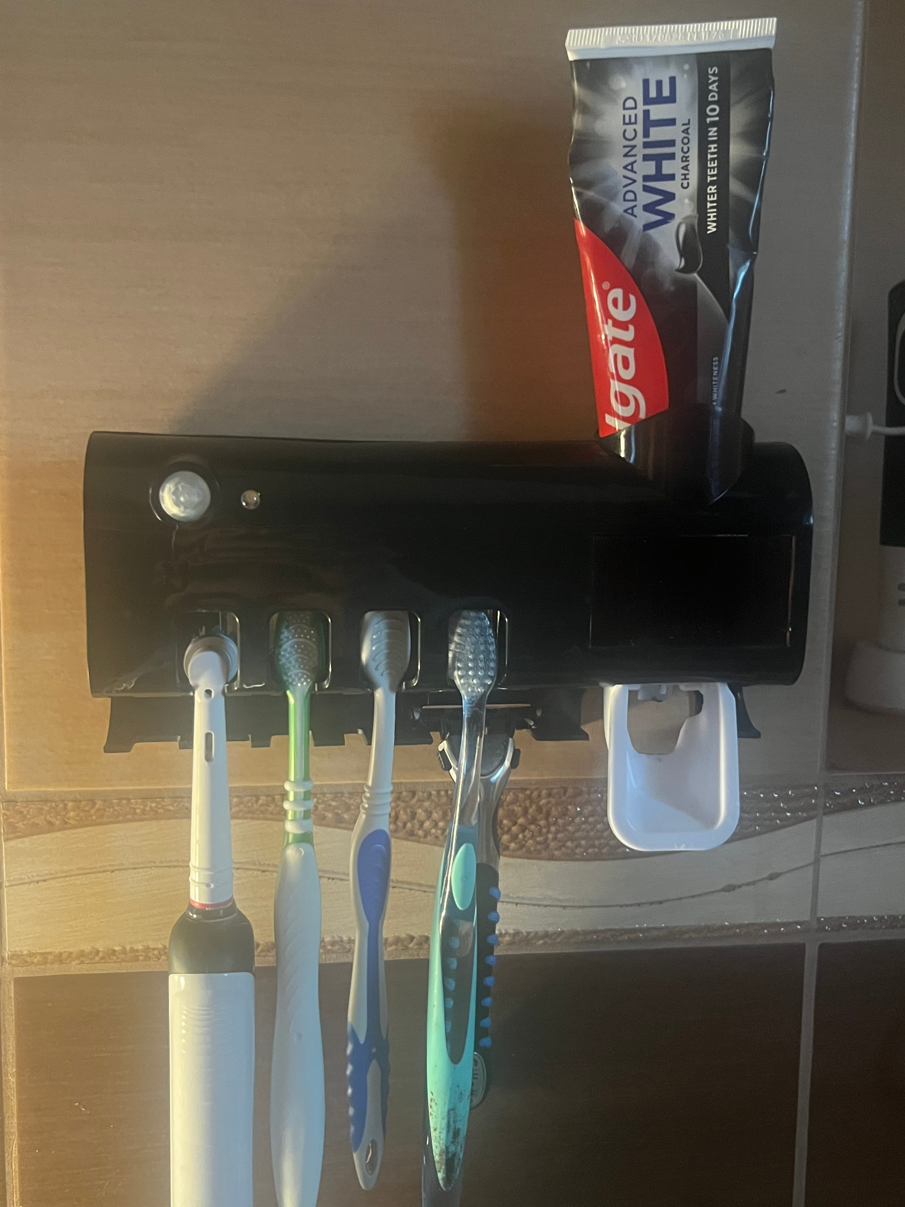 TeethSafe v2 nowoczesny uchwyt na szczoteczki z lampa UV i panelem samołaujacym!