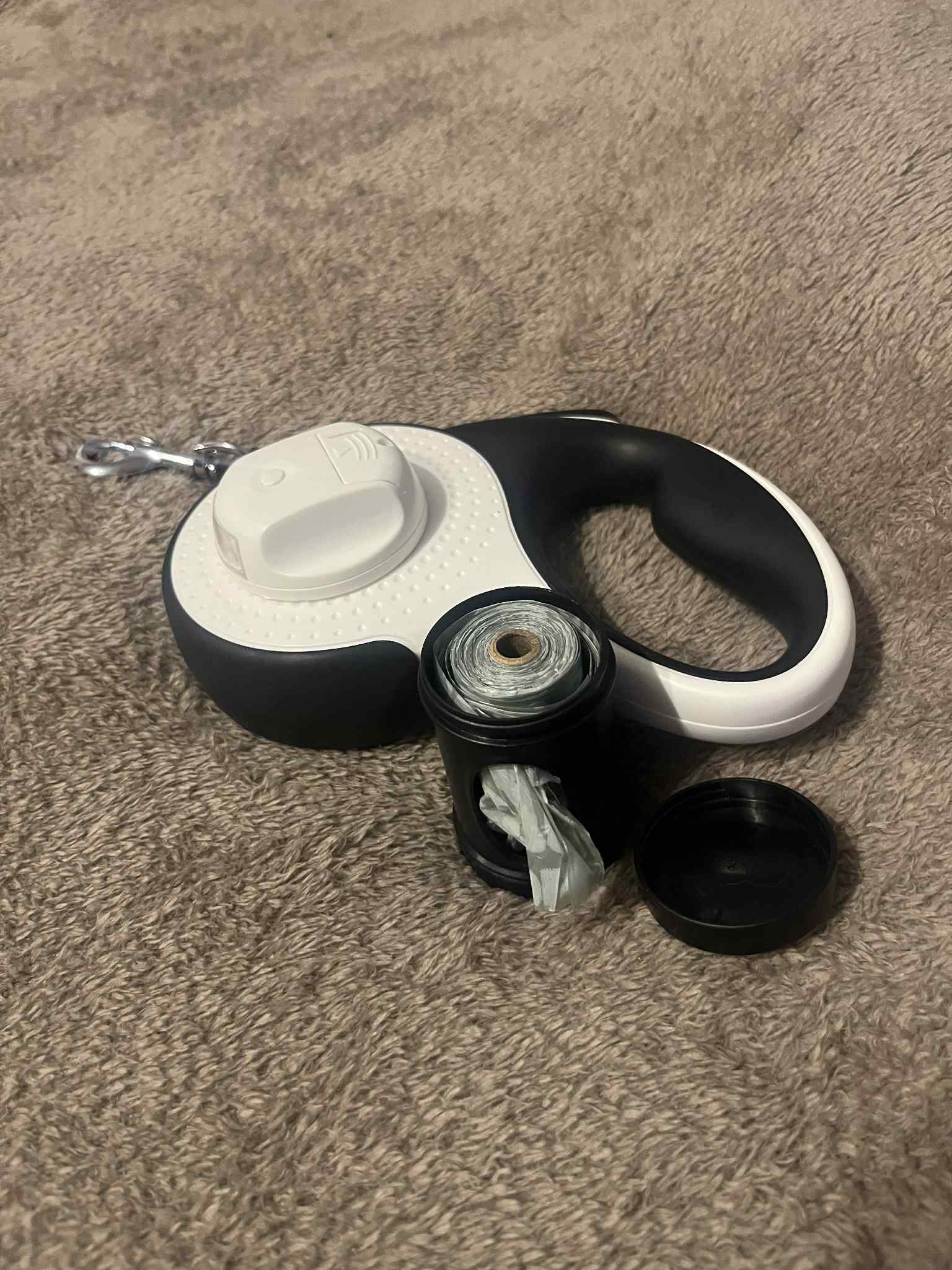 Smycz dla malych i dużych psów 5 m/8 m z automatycznym dozownikiem woreczków na odchody i latarką LED